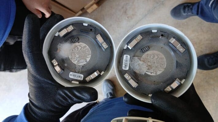 Tavandaki duman dedektörünün profesyonel ekip tarafından temizlenmesi